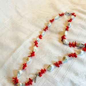 Halsband av röd korall , barockpärlor samt små silverpärlor.