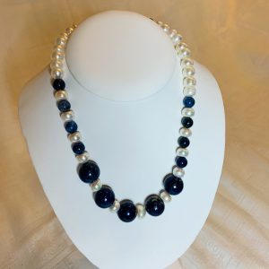 Halsband av platta odlade sötvattenspärlor lapis lazuli