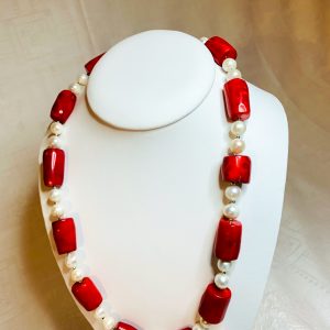 Halsband av man made röd korall