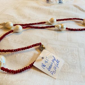 Halsband av små rubinröda agater och stora vita barockpärlor samt lås av silver