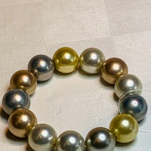 Armband av pärlor gjorda av pärlemo