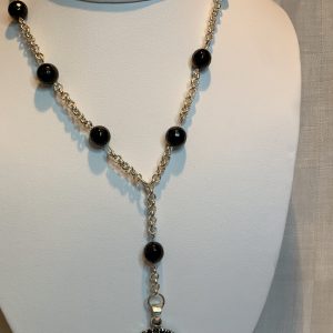 Handgjord silverkedja med svart onyx samt hänge med småskallar